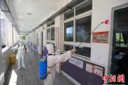 武汉初一初二年级8月10日返校复学 消防员进校园全面消杀