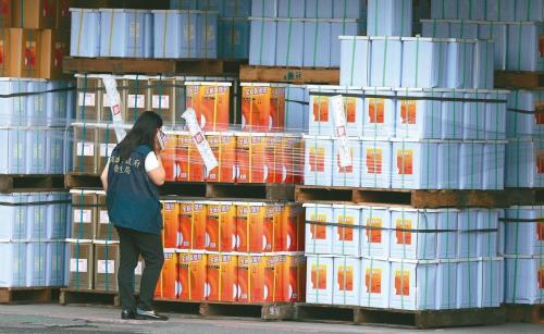 强冠贩卖黑心猪油给下游厂商制成商品。台湾《联合报》资料图